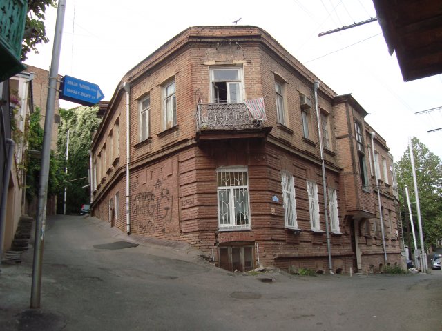 Тбилиси. Многие старинные дома реставрируются, придет черед и этому. Надеемся, что реставрация оставит дому ауру старины