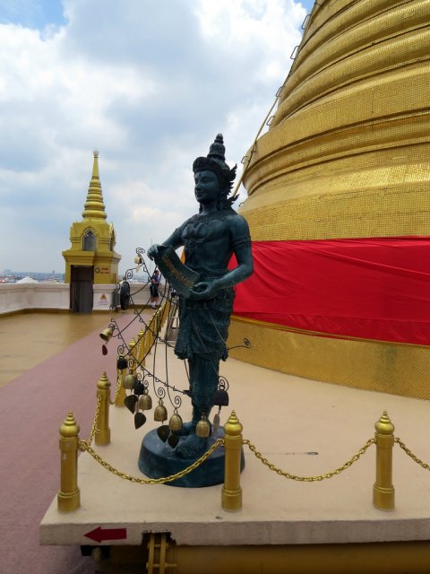 Буддистский храм Ват Сакет Ратча Вора Маха Вихан, известный как "Золотая гора"