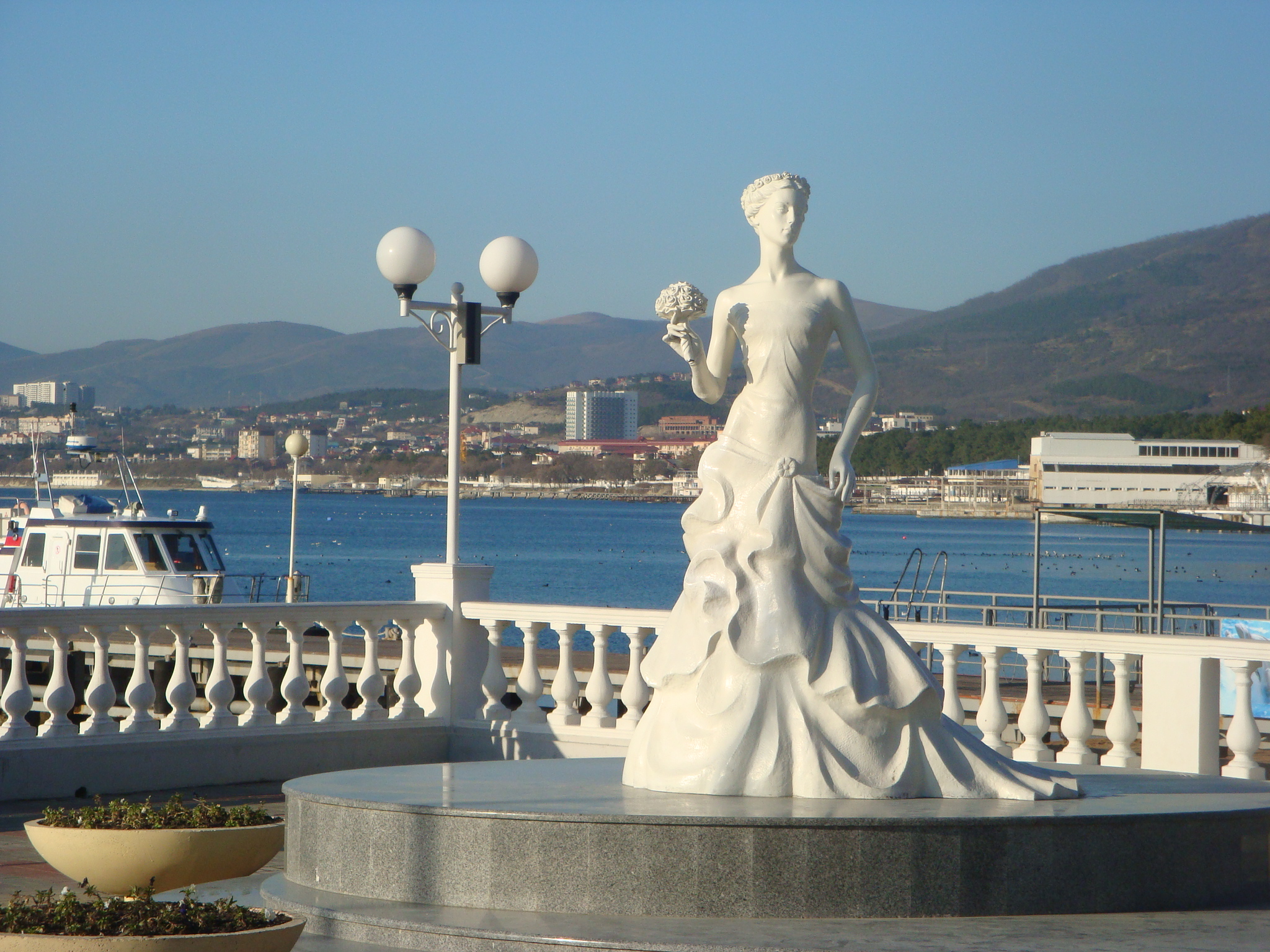 Белые скульптуры на берегу в Сочи