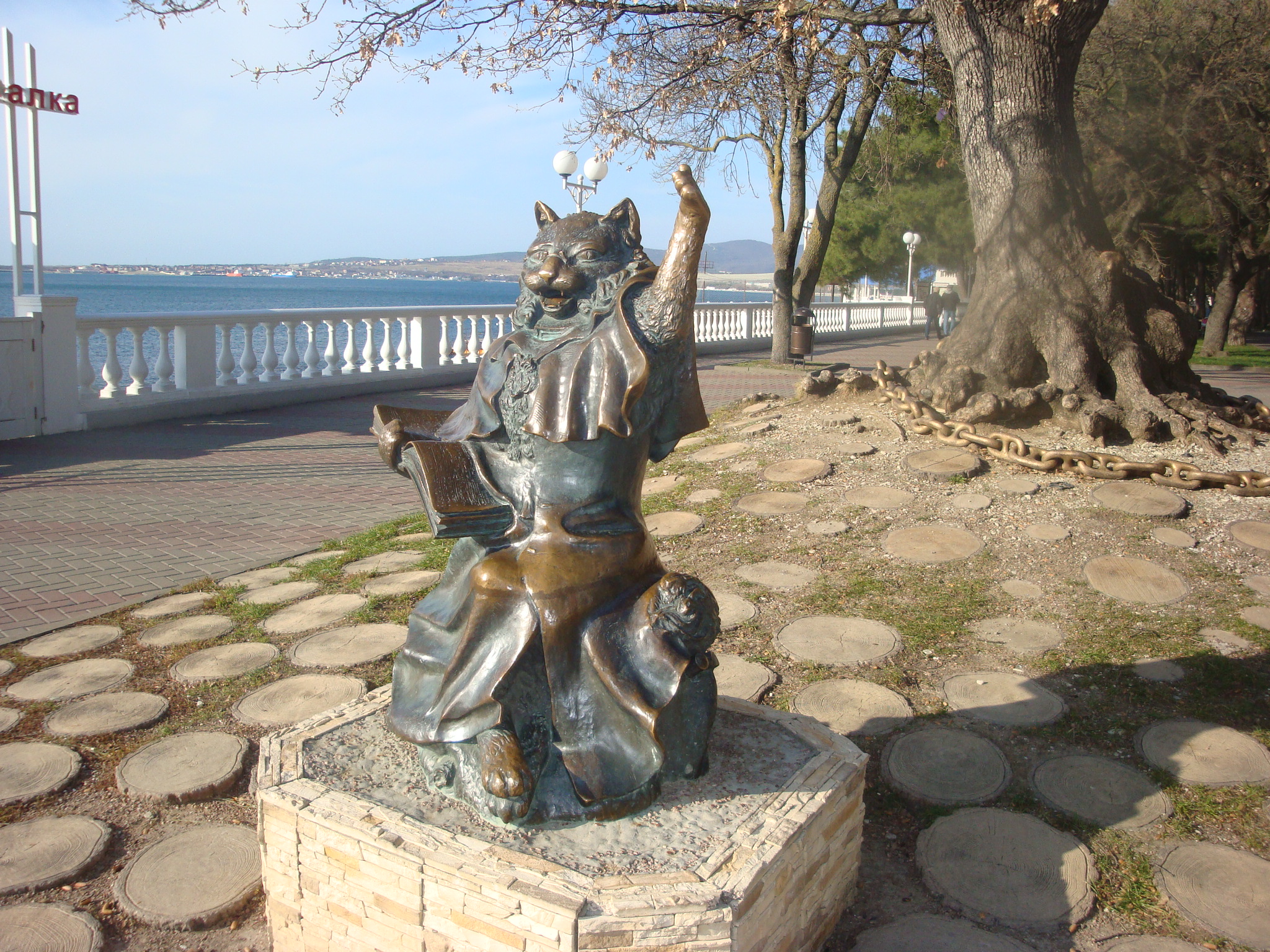 скульптуры на набережной геленджика